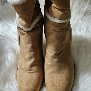 Shoe Dazzle Tan Winter Boots with White Trim